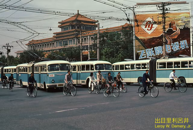 Ảnh thú vị về tiện giao thông độc đáo ở Bắc Kinh năm 1983 - Hình 7 Anh thu vi ve tien giao thong doc dao o Bac Kinh nam 1983-Hinh-7