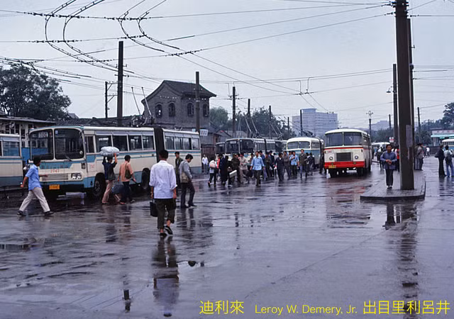 Ảnh thú vị về tiện giao thông độc đáo ở Bắc Kinh năm 1983 - Hình 2 Anh thu vi ve tien giao thong doc dao o Bac Kinh nam 1983-Hinh-2