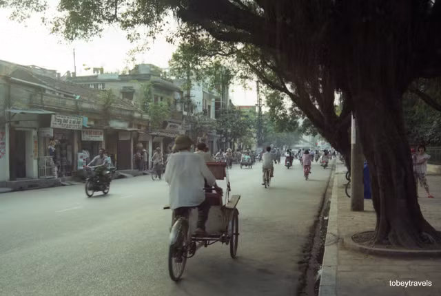 Ảnh độc: Hà Nội năm 1996 mộc mạc qua ống kính khách Tây - Hình 2 Anh doc: Ha Noi nam 1996 moc mac qua ong kinh khach Tay-Hinh-2