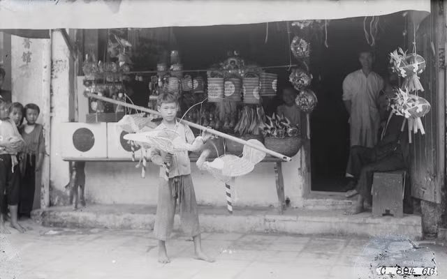 Tết Trung thu ở Hà Nội năm 1926 cực rực rỡ dù ảnh đen trắng - Hình 5 Tet Trung thu o Ha Noi nam 1926 cuc ruc ro du anh den trang-Hinh-5