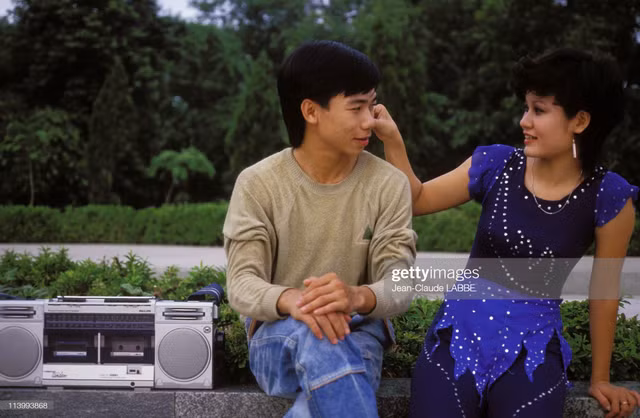 Người Hà Nội những năm 1994 qua loạt ảnh chân dung - Hình 3 Nguoi Ha Noi nhung nam 1994 qua loat anh chan dung-Hinh-3