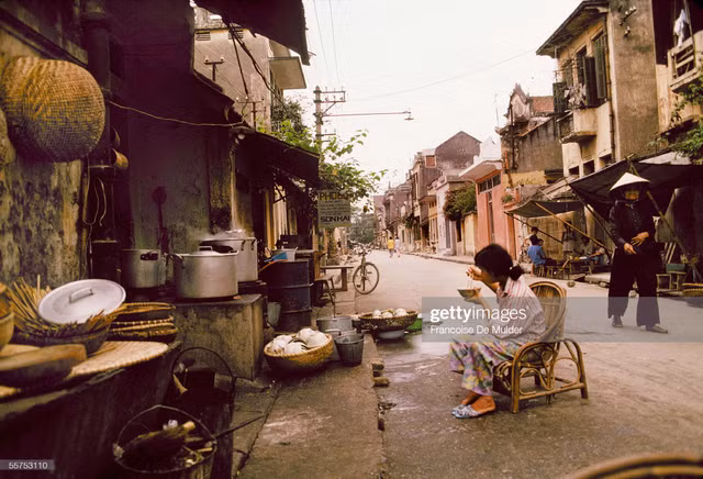 Giao thông ở Hà Nội năm 1989 cực thú vị qua ống kính người Pháp - Hình 8 Giao thong o Ha Noi nam 1989 cuc thu vi qua ong kinh nguoi Phap-Hinh-8