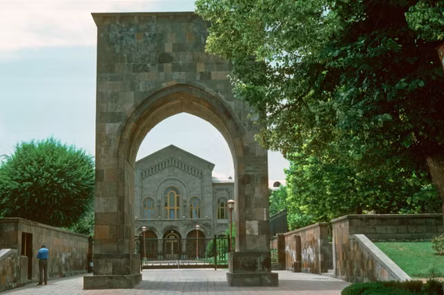 Khám phá thủ đô của Armenia thời còn nằm trong Liên Xô - Hình 11 Kham pha thu do cua Armenia thoi con nam trong Lien Xo-Hinh-11