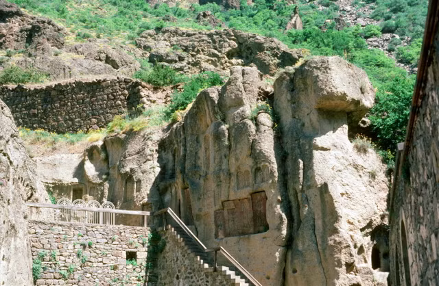 Khám phá thủ đô của Armenia thời còn nằm trong Liên Xô - Hình 6 Kham pha thu do cua Armenia thoi con nam trong Lien Xo-Hinh-6