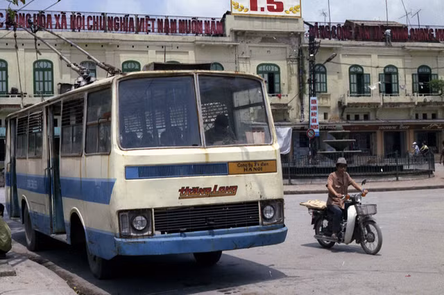 Tau dien banh hoi o Ha Noi nam 1990 qua loat anh cuc hiem-Hinh-3