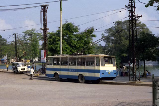 Tau dien banh hoi o Ha Noi nam 1990 qua loat anh cuc hiem-Hinh-4