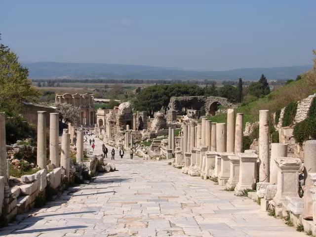 Biết gì về thành phố cổ Ephesus với loạt kiến trúc đồ sộ? - Hình 10 Biet gi ve thanh pho co Ephesus voi loat kien truc do so?-Hinh-10