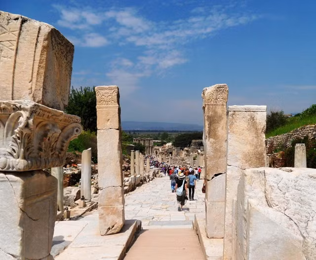 Biết gì về thành phố cổ Ephesus với loạt kiến trúc đồ sộ? - Hình 4 Biet gi ve thanh pho co Ephesus voi loat kien truc do so?-Hinh-4