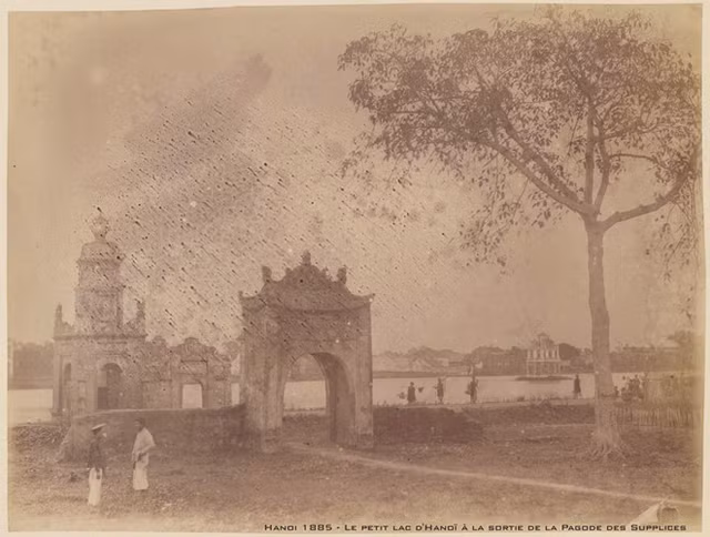 Tháp Hòa Phong ở Hà Nội một thế kỷ trước trông như nào? - Hình 4 Thap Hoa Phong o Ha Noi mot the ky truoc trong nhu nao?-Hinh-4