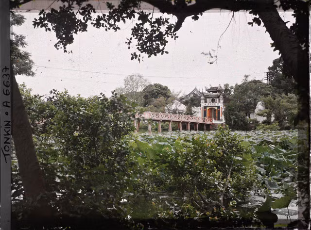 Hồ Hoàn Kiếm - đền Ngọc Sơn cực khác lạ trong ảnh màu năm 1915 - Hình 4 Ho Hoan Kiem - den Ngoc Son cuc khac la trong anh mau nam 1915-Hinh-4