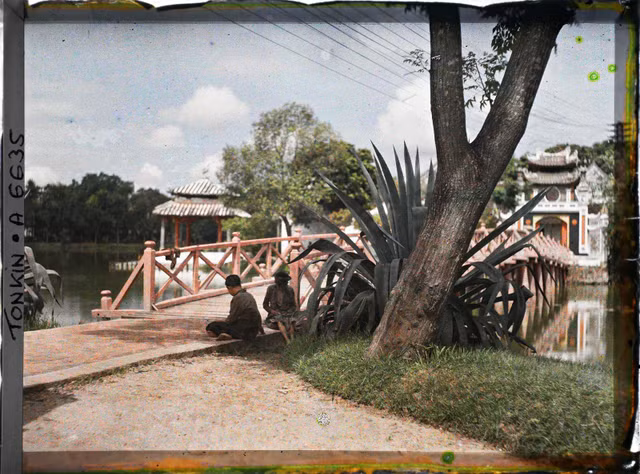 Hồ Hoàn Kiếm - đền Ngọc Sơn cực khác lạ trong ảnh màu năm 1915 - Hình 9 Ho Hoan Kiem - den Ngoc Son cuc khac la trong anh mau nam 1915-Hinh-9