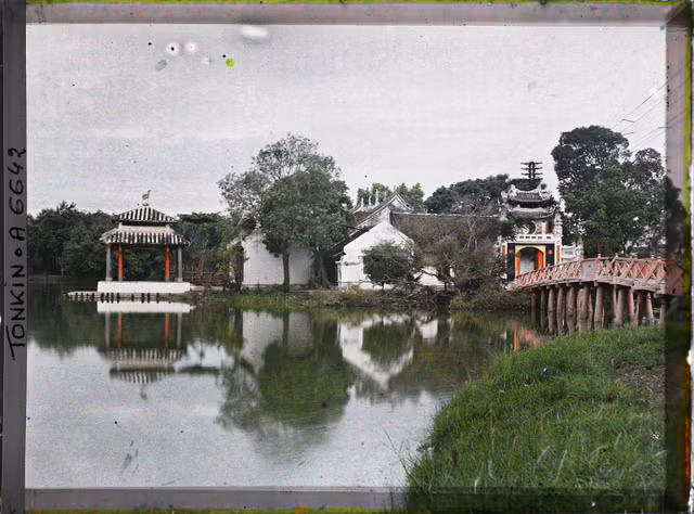 Hồ Hoàn Kiếm - đền Ngọc Sơn cực khác lạ trong ảnh màu năm 1915 - Hình 6 Ho Hoan Kiem - den Ngoc Son cuc khac la trong anh mau nam 1915-Hinh-6