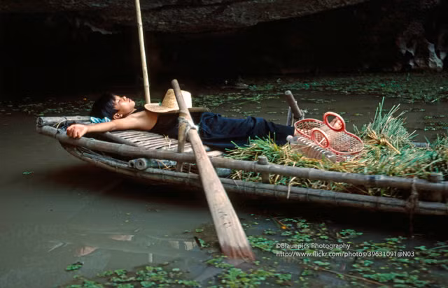 Khung cảnh tươi đẹp của Ninh Bình năm 1998 qua ống kính Tây - Hình 12 Khung canh tuoi dep cua Ninh Binh nam 1998 qua ong kinh Tay-Hinh-12