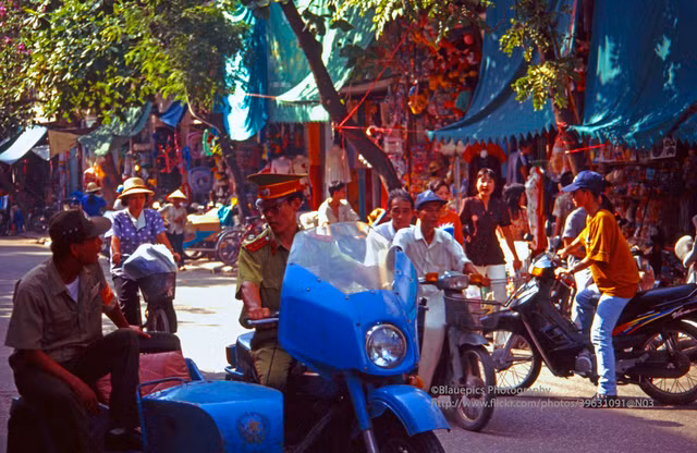 Loạt ảnh sinh động về Hà Nội năm 1998 vừa được công bố - Hình 2 Loat anh sinh dong ve Ha Noi nam 1998 vua duoc cong bo-Hinh-2