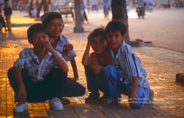 Net hon nhien cua tre em o TPHCM nam 1993 qua ong kinh khach Tay-Hinh-4