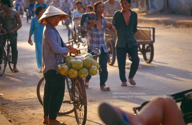 Giao thông ở TP. HCM năm 1993 cực sinh động qua góc ảnh người Đức - Hình 8 Giao thong o TP. HCM nam 1993 cuc sinh dong qua goc anh nguoi Duc-Hinh-8