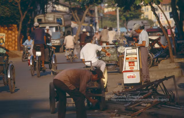 Giao thông ở TP. HCM năm 1993 cực sinh động qua góc ảnh người Đức - Hình 3 Giao thong o TP. HCM nam 1993 cuc sinh dong qua goc anh nguoi Duc-Hinh-3