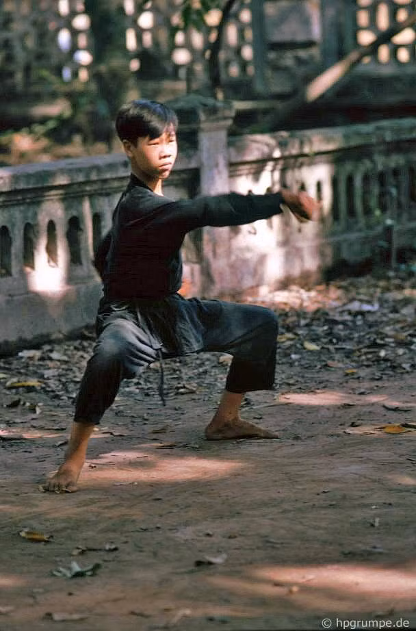 Đền Quán Thánh Hà Nội năm 1993 qua loạt ảnh cực hiếm - Hình 11 Den Quan Thanh Ha Noi nam 1993 qua loat anh cuc hiem-Hinh-11