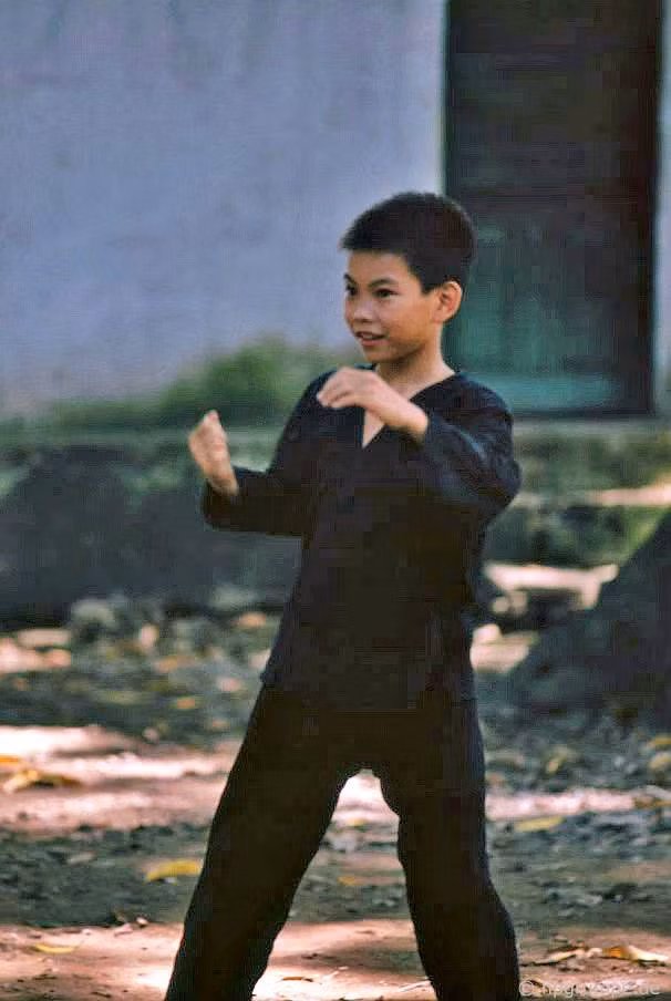 Đền Quán Thánh Hà Nội năm 1993 qua loạt ảnh cực hiếm - Hình 10 Den Quan Thanh Ha Noi nam 1993 qua loat anh cuc hiem-Hinh-10