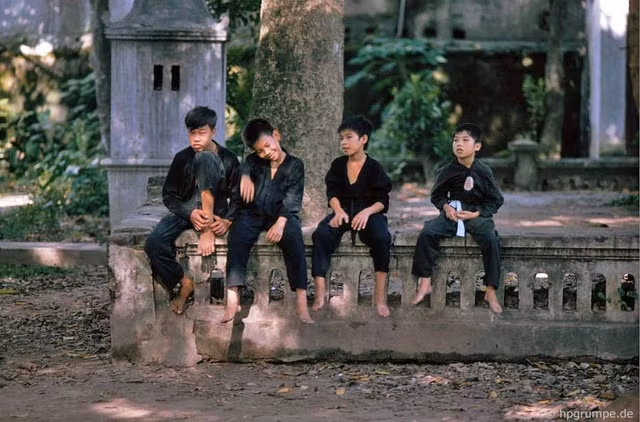 Đền Quán Thánh Hà Nội năm 1993 qua loạt ảnh cực hiếm - Hình 9 Den Quan Thanh Ha Noi nam 1993 qua loat anh cuc hiem-Hinh-9