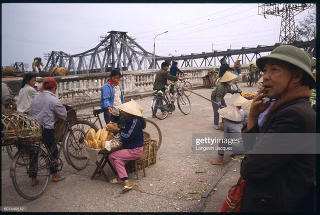 Nhìn lại cuộc sống ở Hà Nội năm 1991 qua ảnh phóng viên Pháp - Hình 4 Nhin lai cuoc song o Ha Noi nam 1991 qua anh phong vien Phap-Hinh-4