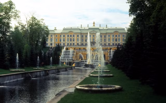 Những địa điểm nổi tiếng ở Leningrad năm 1977 qua loạt ảnh hiếm - Hình 4 Nhung dia diem noi tieng o Leningrad nam 1977 qua loat anh hiem-Hinh-4