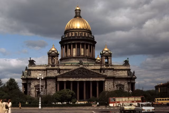 Những địa điểm nổi tiếng ở Leningrad năm 1977 qua loạt ảnh hiếm - Hình 5 Nhung dia diem noi tieng o Leningrad nam 1977 qua loat anh hiem-Hinh-5