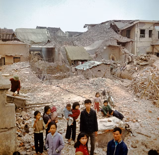 Nhìn lại cuộc tái thiết Hà Nội năm 1973 qua loạt ảnh hiếm - Hình 3 Nhin lai cuoc tai thiet Ha Noi nam 1973 qua loat anh hiem-Hinh-3