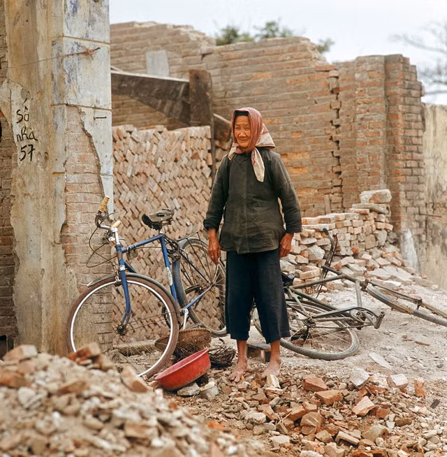 Nhìn lại cuộc tái thiết Hà Nội năm 1973 qua loạt ảnh hiếm - Hình 6 Nhin lai cuoc tai thiet Ha Noi nam 1973 qua loat anh hiem-Hinh-6