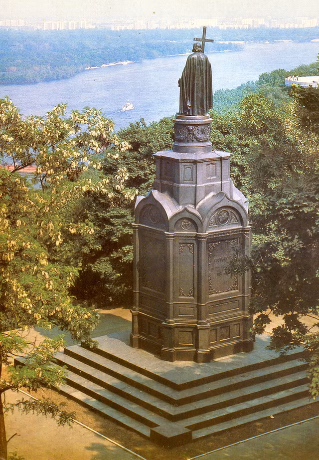 Loạt ảnh tráng lệ về thành phố Kiev những năm 1980 qua bưu thiếp Liên Xô - Hình 14 Loat anh trang le ve thanh pho Kiev nhung nam 1980 qua buu thiep Lien Xo-Hinh-14