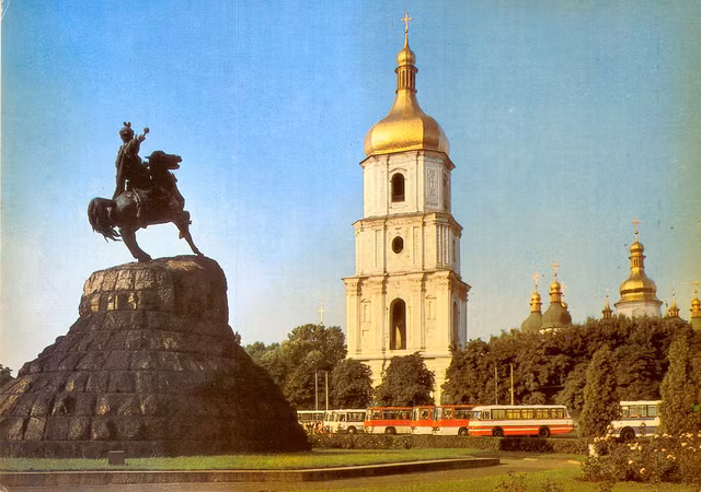 Loạt ảnh tráng lệ về thành phố Kiev những năm 1980 qua bưu thiếp Liên Xô - Hình 10 Loat anh trang le ve thanh pho Kiev nhung nam 1980 qua buu thiep Lien Xo-Hinh-10
