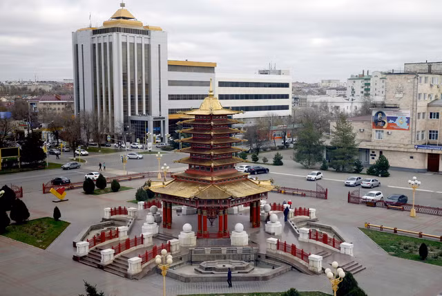"Thỏi nam châm" Kalmykia có gì đặc biệt mà thu rất nhiều người ghé thăm? - Hình 5 Sau nhiều thăng trầm của lịch sử, người Kalmyk vẫn giữ mối quan hệ chặt chẽ với nước Nga, đồng thời duy trì được sự tự trị của mình. Sau khi Liên Xô sụp đổ năm 1991, Kalmykia duy trì vị thế của một nước cộng hòa tự trị trong Liên bang Nga. Ảnh: Gazprom.ru.