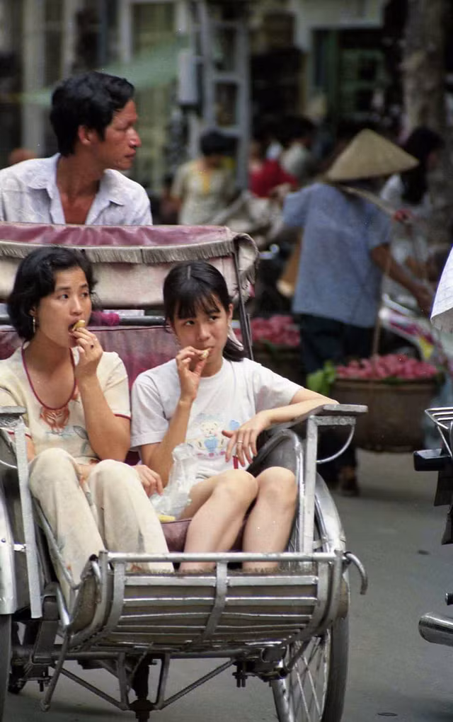 Thời thịnh vượng của xích lô Hà Nội qua ống kính khách nước ngoài - Hình 3 Thoi thinh vuong cua xich lo Ha Noi qua ong kinh khach nuoc ngoai-Hinh-3