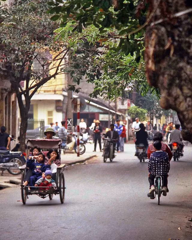 Thời thịnh vượng của xích lô Hà Nội qua ống kính khách nước ngoài - Hình 8 Thoi thinh vuong cua xich lo Ha Noi qua ong kinh khach nuoc ngoai-Hinh-8