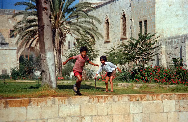 Ảnh đặc biệt hiếm có về vùng đất thánh Jerusalem năm 1979 - Hình 7 Anh dac biet hiem co ve vung dat thanh Jerusalem nam 1979-Hinh-7