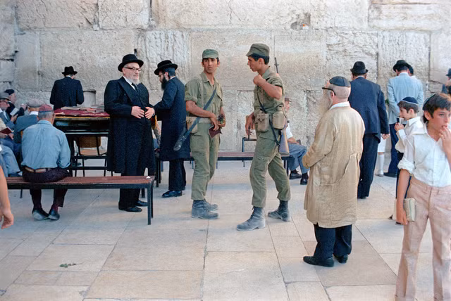 Ảnh đặc biệt hiếm có về vùng đất thánh Jerusalem năm 1979 - Hình 3 Anh dac biet hiem co ve vung dat thanh Jerusalem nam 1979-Hinh-3