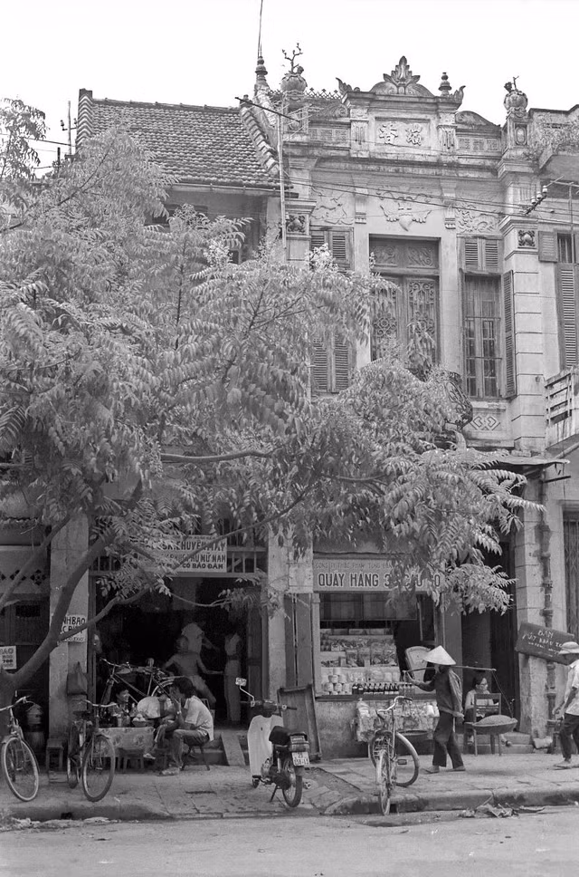 Loạt ảnh hoài niệm về Hà Nội năm 1989 - Hình 10 Loat anh hoai niem ve Ha Noi nam 1989-Hinh-10