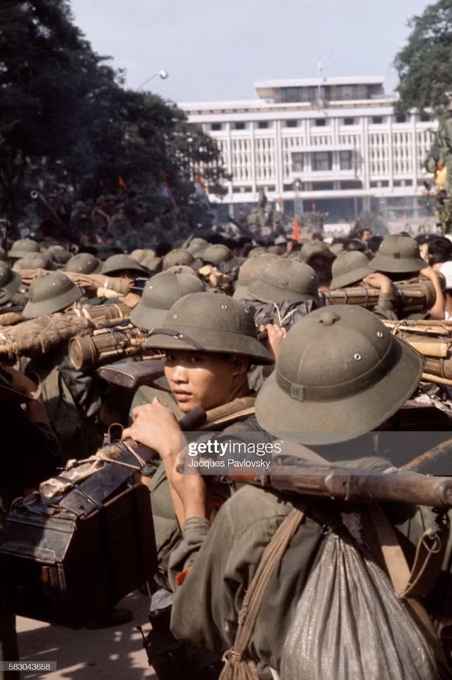 Bầu không khí háo hức của Sài Gòn ngày 30/4/1975 qua ảnh độc - Hình 6 Bau khong khi hao huc cua Sai Gon ngay 30/4/1975 qua anh doc-Hinh-6