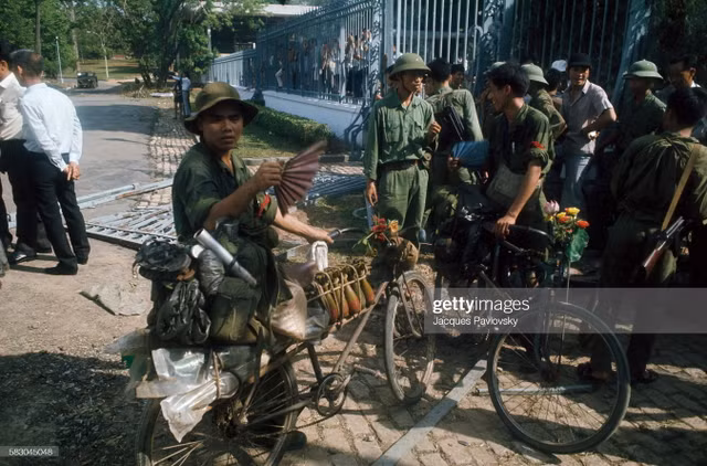 Bầu không khí háo hức của Sài Gòn ngày 30/4/1975 qua ảnh độc - Hình 7 Bau khong khi hao huc cua Sai Gon ngay 30/4/1975 qua anh doc-Hinh-7