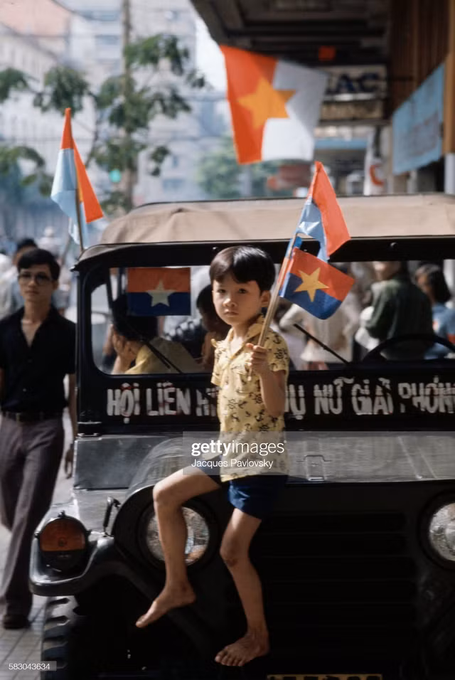 Bầu không khí háo hức của Sài Gòn ngày 30/4/1975 qua ảnh độc - Hình 10 Bau khong khi hao huc cua Sai Gon ngay 30/4/1975 qua anh doc-Hinh-10