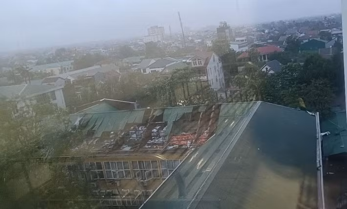 Bệnh viện Sản Nhi Nghệ An bay mái tôn khu nhà A1, khu vực kho tài liệu, nhà 7 tầng Nhi (cơ sở 1); bay mái tôn khu vực nhà cấp cứu và một số khu vực khác, kèm bể kính, vỡ gạch (cơ sở 2); rơi một số cục nóng điều hòa, gãy cây xanh... Tổng thiệt hại ước tính 5,3 tỷ đồng.