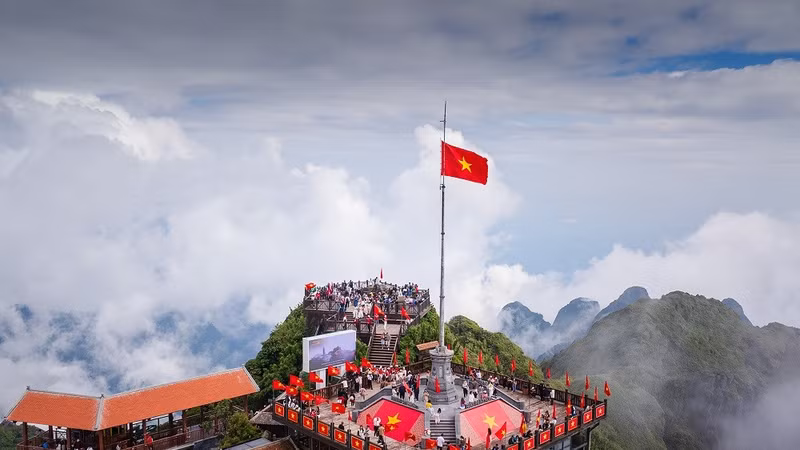 Du khách xúc động dự lễ thượng cờ linh thiêng trên đỉnh Fansipan dịp 2/9