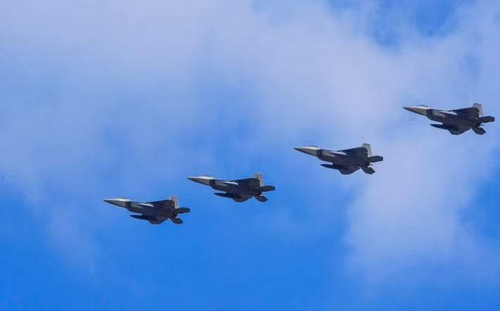 Các chiến đấu cơ F-22 Raptor bay theo đội hình chuẩn, thể hiện khả năng tác chiến và phối hợp trên không.