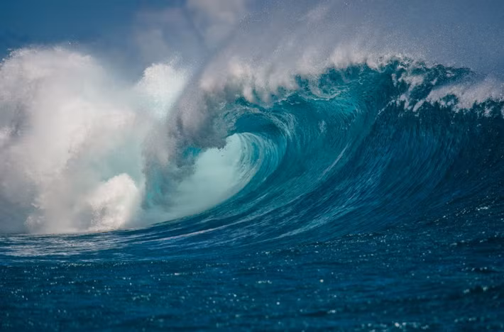 Rogue waves (Sóng độc hay còn gọi là sóng sát thủ) là những dải nước lớn kỳ lạ, nổi tiếng với việc xuất hiện bất thình lình, để phục kích những con tàu và người đi biển kém may mắn, và nó đã trở thành cơn ác mộng của những người đi biển. Ảnh: @National Geographic Education.