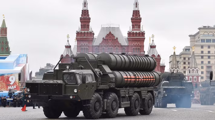 Các nguồn tin của Nga chỉ ra rằng, hệ thống phòng không S-400 Triumph đã cho thấy dấu hiệu hoạt động hiệu quả cao hơn kể từ tháng 8/2025, với nhiều báo cáo ghi nhận việc sử dụng thành công trong việc chống lại các cuộc tấn công tên lửa của Ukraine; đặc biệt là các tên lửa phóng từ mặt đất. Ảnh: @The Moscow Times.