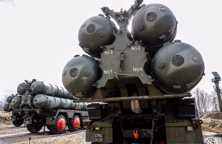 Tuy nhiên, cuộc tấn công toàn diện của Nga vào Ukraine đã có những điều chỉnh, cả về gián đoạn chuỗi cung ứng do lệnh trừng phạt và nhu cầu thay thế các tổn thất chiến tranh. Ảnh: @Defense News.
