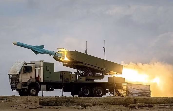 Iran triển khai nhiều hệ thống tên lửa chống hạm ven biển nhằm tạo vành đai đe dọa đối với tàu chiến đối phương.
