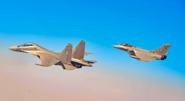 Các tiêm kích Su-30MKI (phía trước) và Rafale của Không quân Ấn Độ