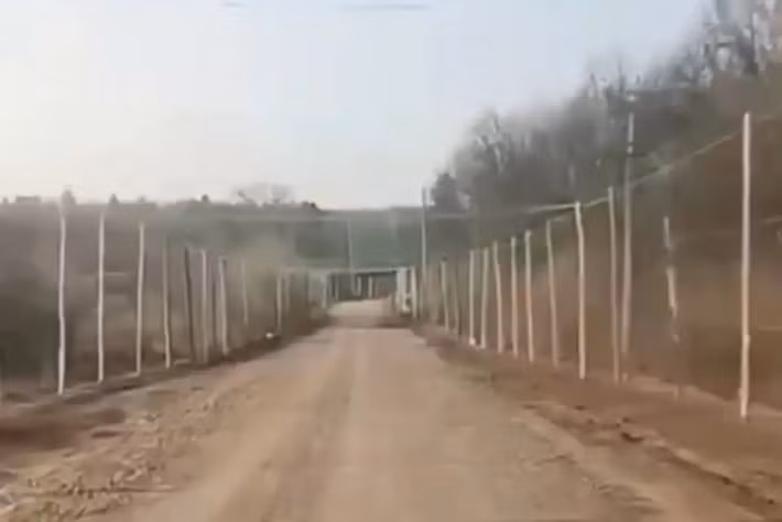 Một binh sĩ Ukraine đến từ khu vực Izyum, sau khi trực tiếp kiểm tra các rào chắn, đã thẳng thắn cho rằng chúng không được xây dựng nhằm bảo vệ thực chất. Theo người này, đây chủ yếu là những công trình mang tính phô trương, phục vụ báo cáo thành tích và lợi ích tài chính hơn là đáp ứng nhu cầu quân sự cấp bách.