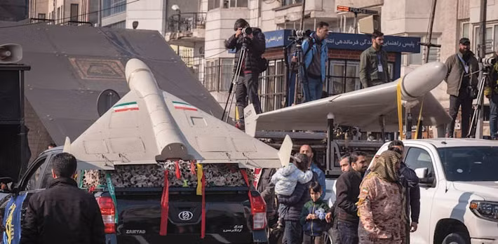 Iran thường sử dụng UAV cùng lúc với tên lửa đạn đạo để tạo ra chiến thuật tấn công bão hòa. Trong khi tên lửa đạn đạo bay nhanh và buộc hệ thống phòng thủ phải phóng tên lửa đánh chặn ngay lập tức, các UAV bay chậm hơn sẽ tiếp cận từ độ cao thấp, gây quá tải cho radar và hệ thống đánh chặn.